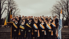 Kopbilde uz Brāļu kapu galvenajām kāpnēm ar Fraternitas Accademica